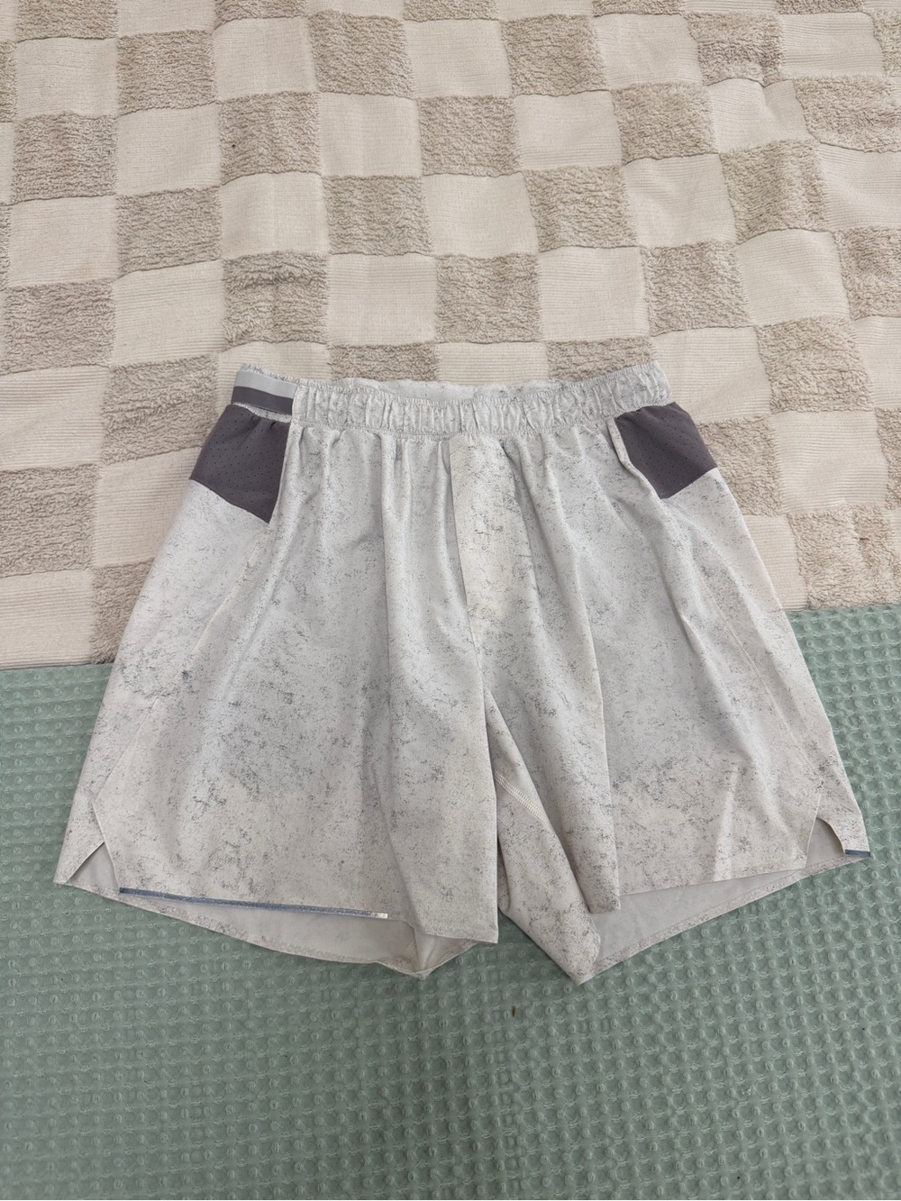 Lululemon Surge Lined Short 6"
Gravel Dust White Opal Lunar Rock M